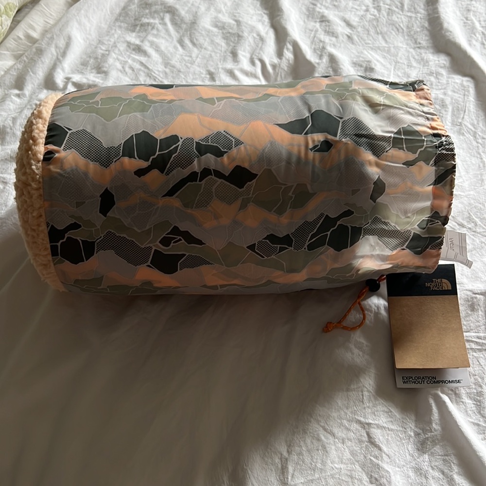 The North Face Wawona Fuzzy Blanket (BNWT) - Picture 3 of 12